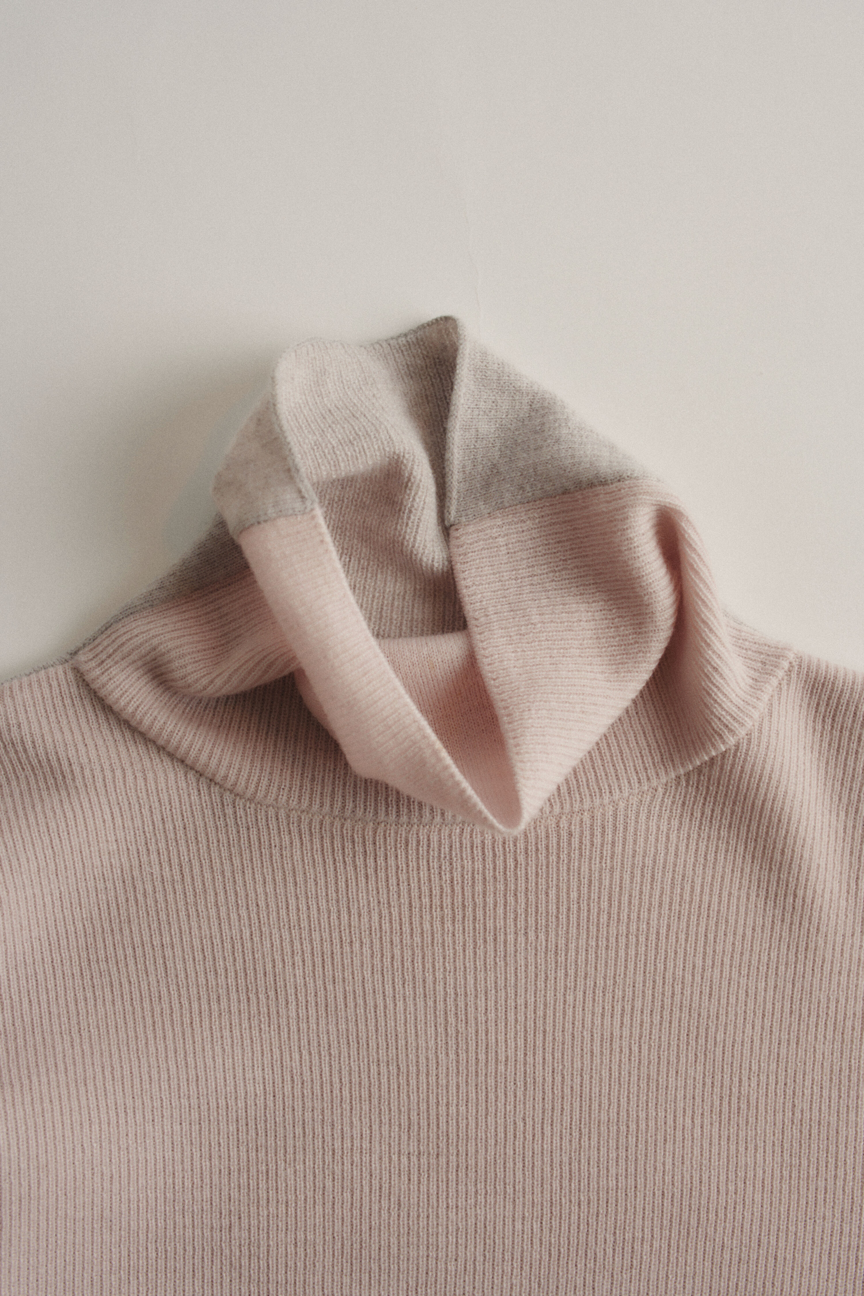 [한정수량 - New color] [NAMED Collection - 제냐 바루파] 프리미엄 이탈리안 캐시 울100% 터틀넥 Premium Italian Cash Wool 100% Ribbed soft-touch color block turtleneck - Baby pink + Soft beton
